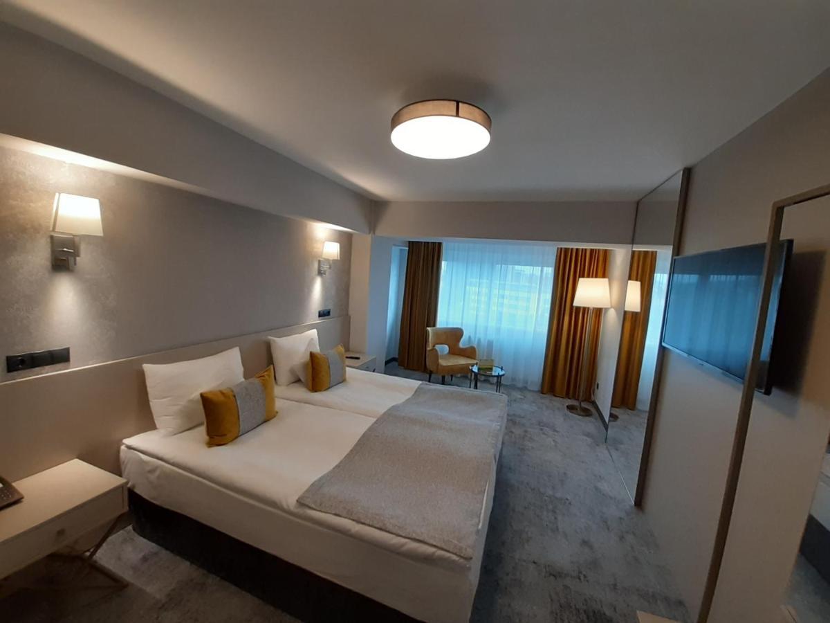 Hotel Univers คลูจ-นาโปกา ภายนอก รูปภาพ