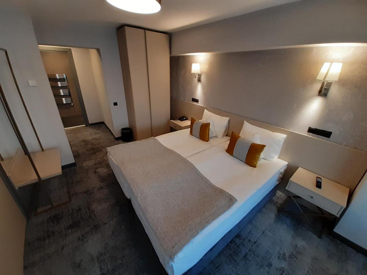 Hotel Univers คลูจ-นาโปกา ภายนอก รูปภาพ